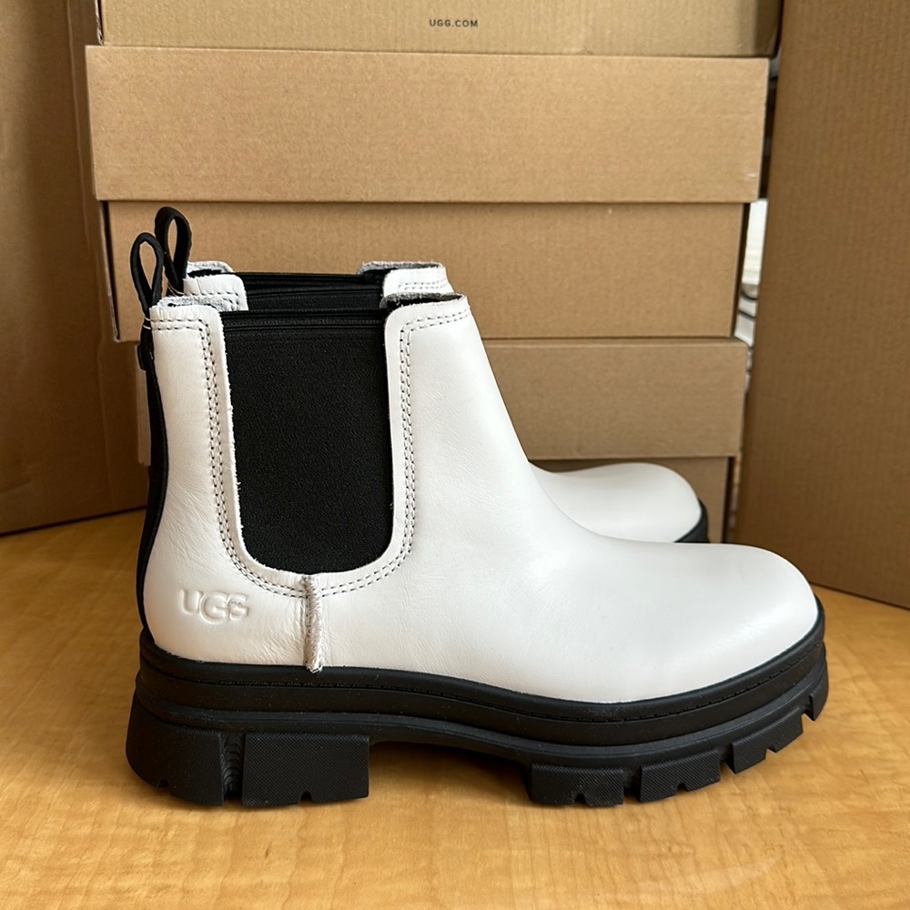 Ugg Women’s Ashton Chelsea Boot